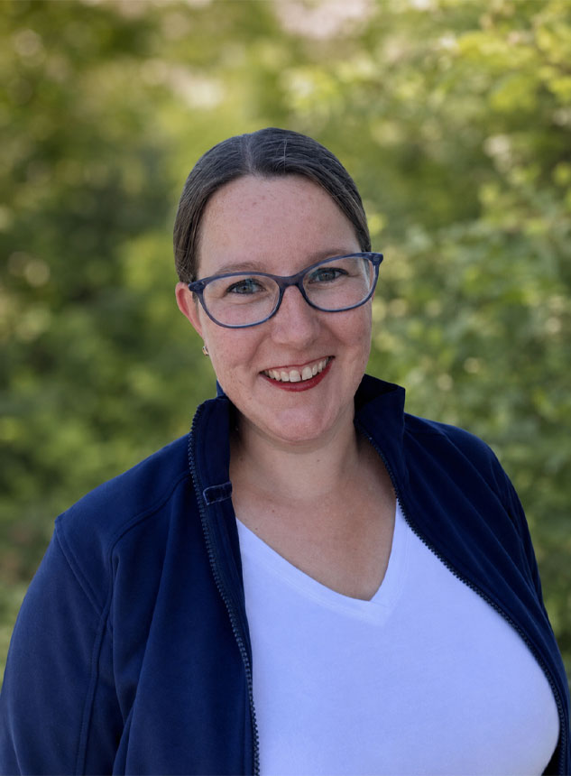Foto von Katharina Schnabel KI-gestützte Bildbearbeitung (Hintergrund und Kleidung)